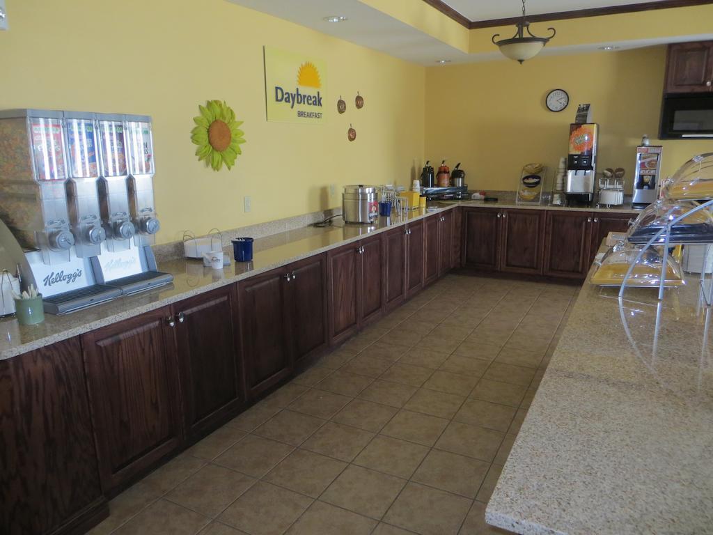 Days Inn By Wyndham Ellis Bagian luar foto