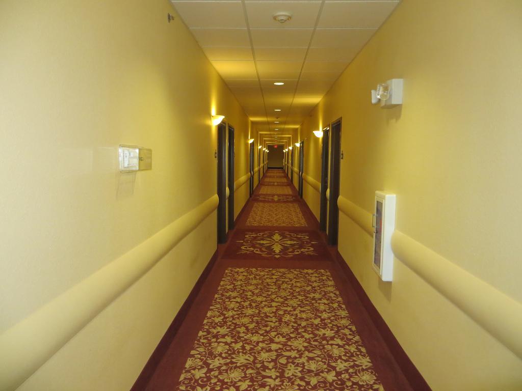Days Inn By Wyndham Ellis Bagian luar foto