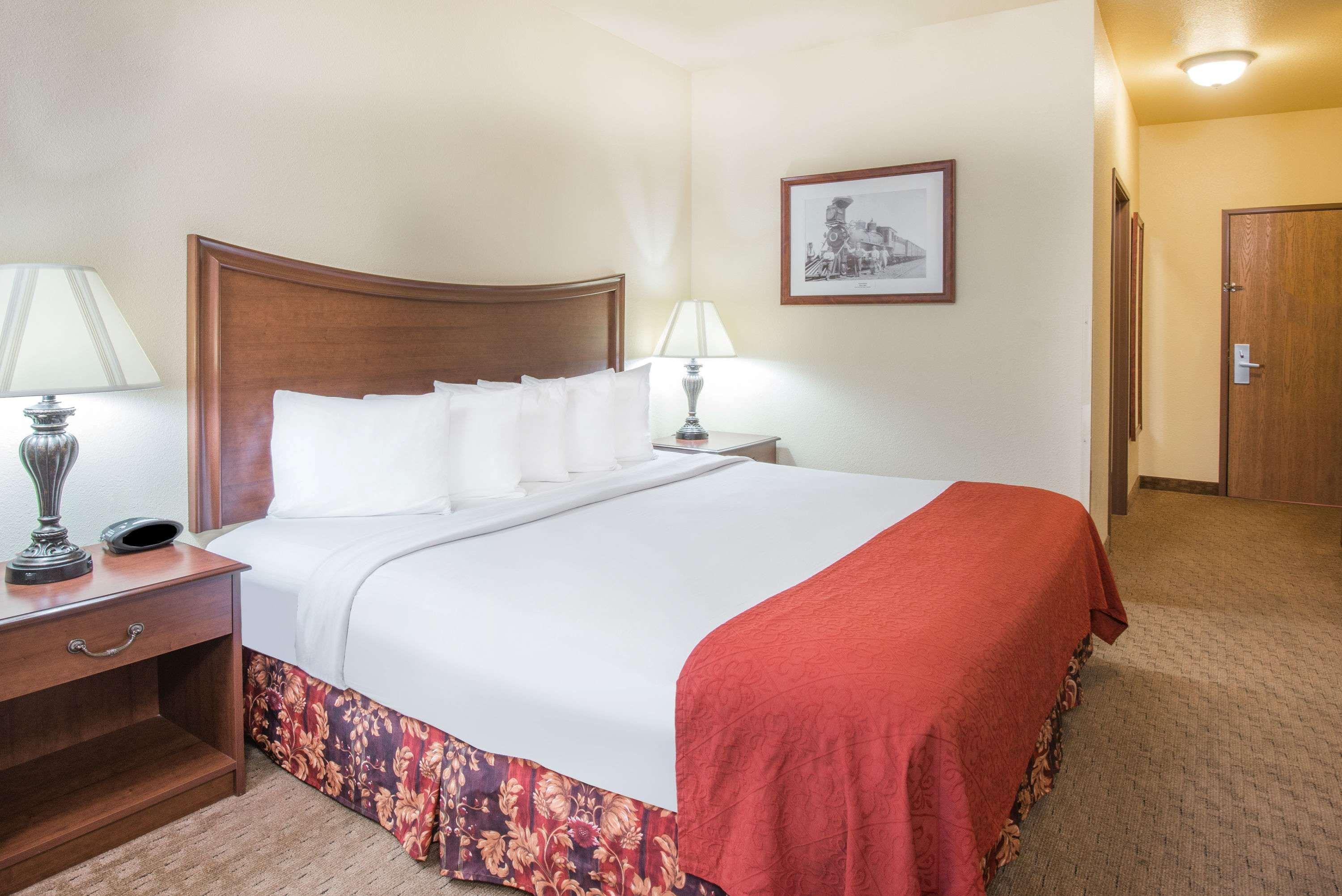 Days Inn By Wyndham Ellis Bagian luar foto