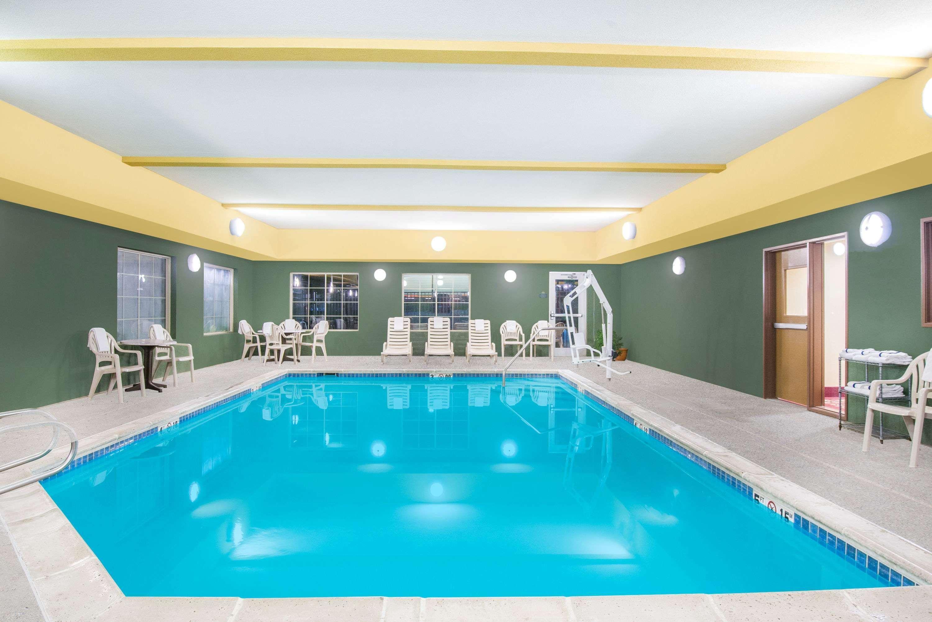Days Inn By Wyndham Ellis Bagian luar foto
