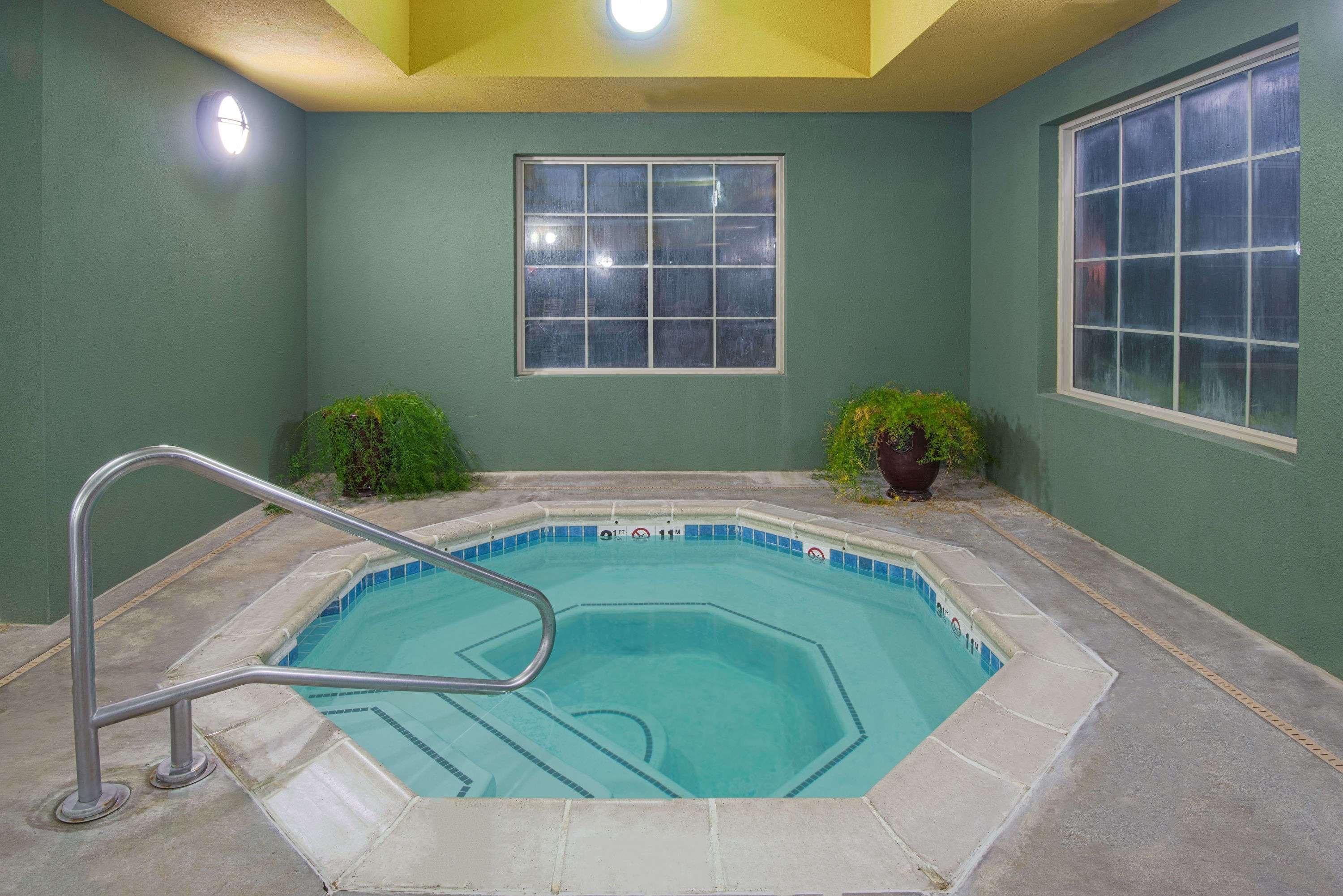 Days Inn By Wyndham Ellis Bagian luar foto